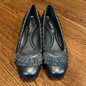 Trotters charcoal gray low heel wedge size 8 shoes
